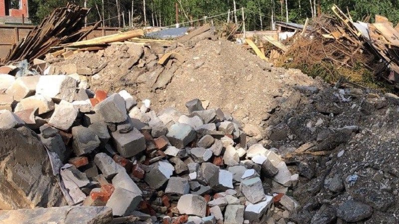 На территорию саратовского ЖК незаконно вывозили отходы